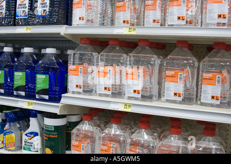 Dosen Farbe und andere Malerei und DIY-Produkte auf einem Garten-Center Supermarktregalen s Stockfoto