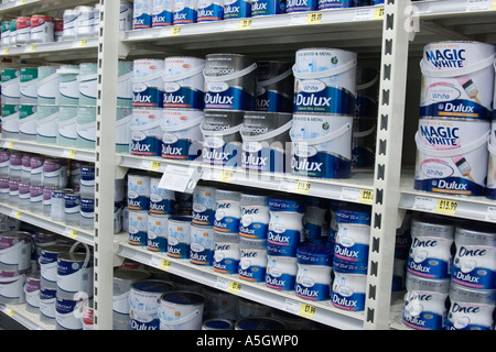 Dosen Farbe und andere Malerei und DIY-Produkte auf einem Garten-Center Supermarktregalen s Stockfoto