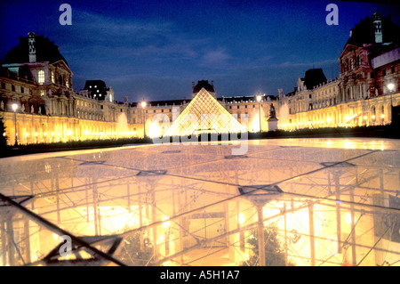 Paris Frankreich, Weitwinkelblick, außen, Pyramide am Louvre, beleuchtet bei Nacht (Credit Architect Mandatory I.M.Pei) Stockfoto