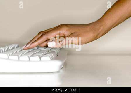 Weibliche Hand auf Computer-Tastatur Stockfoto