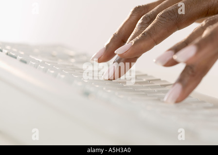 Weibliche Hände auf einer Computertastatur Stockfoto