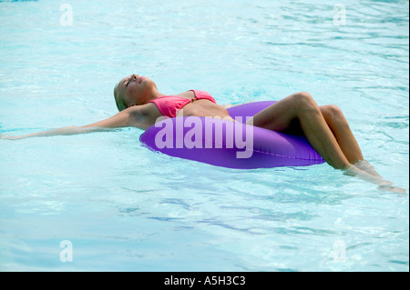 Eine junge Frau in einem Pool schwimmen