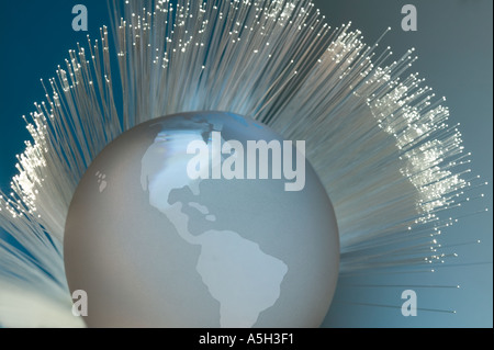 Fiber optic Drähte mit Globus Stockfoto