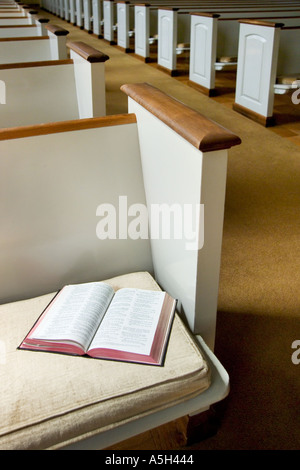 Innere der Kirche mit der Bibel auf einer Bank Stockfoto