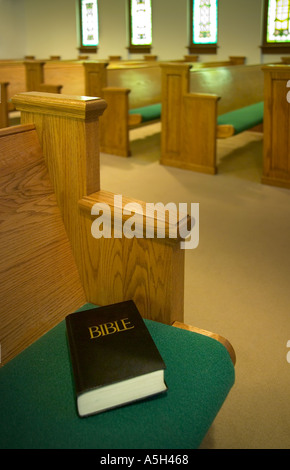 Innere der Kirche mit der Bibel auf einer Bank Stockfoto