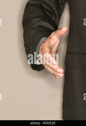 Mann die Hand ausstrecken Stockfoto