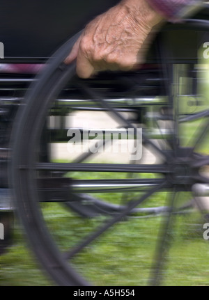 Älterer Mann im Rollstuhl Stockfoto