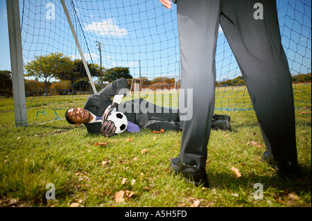 Geschäftsleute, die Fußball spielen Stockfoto