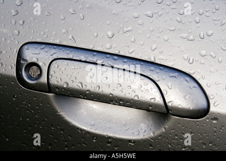 Regentropfen auf einer Autokarosserie Stockfoto