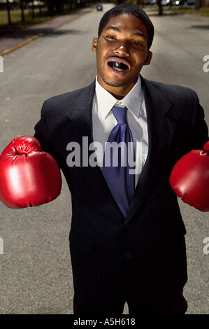 Geschäftsmann, tragen Boxhandschuhe Stockfoto