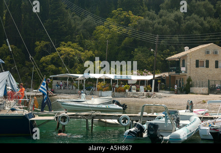 Griechische Taverne Restaurant im Hafen Griechenland. Stockfoto