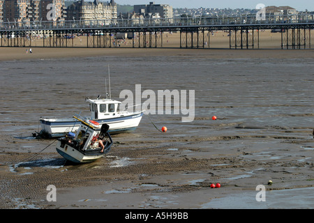 Kleine Boote im Hafen von Weston Super Mare geerdet Stockfoto