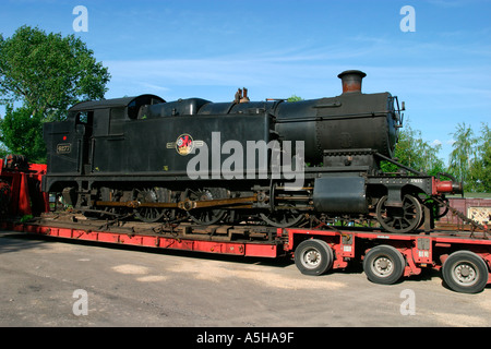 Großen Dampfmaschine geliefert und von der Rückseite eines LKW an der Swindon und Cricklade Bahnhof entladen Stockfoto