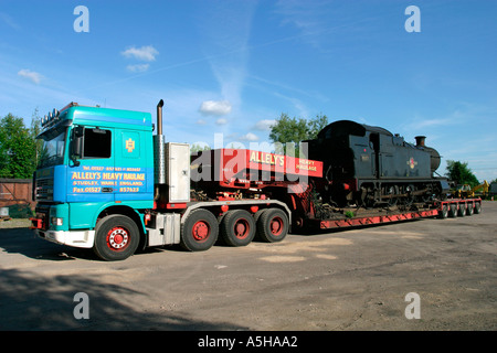 Großen Dampfmaschine geliefert und von der Rückseite eines LKW an der Swindon und Cricklade Bahnhof entladen Stockfoto