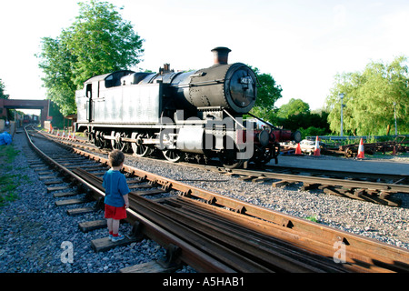 Großen Dampfmaschine geliefert und von der Rückseite eines LKW an der Swindon und Cricklade Bahnhof entladen Stockfoto