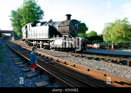 Großen Dampfmaschine geliefert und von der Rückseite eines LKW an der Swindon und Cricklade Bahnhof entladen Stockfoto