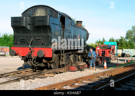 Großen Dampfmaschine geliefert und von der Rückseite eines LKW an der Swindon und Cricklade Bahnhof entladen Stockfoto