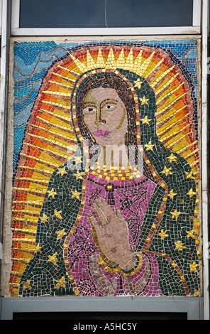 ILLINOIS-Chicago-Fliesen Mosaik Wandbild Our Lady of Guadalupe Orozco und Cooper Academy Gebäude in Pilsen Nachbarschaft Stockfoto