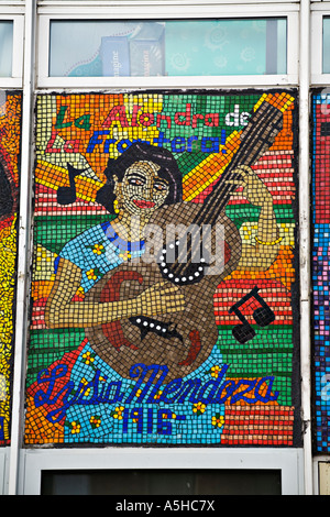 ILLINOIS-Chicago-Fliesen Mosaik Wandbild von Lydia Mendoza Königin der Tejano Musik Orozco und Cooper Akademiegebäude Stockfoto