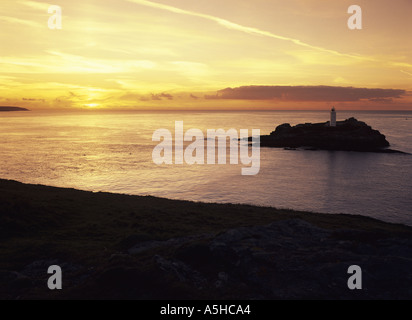 Sonnenuntergang über Godrevy Leuchtturm in der Nähe von Hayle an der Nordküste von Cornwall, UK Stockfoto