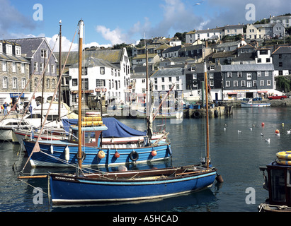 Angelboote/Fischerboote vertäut im Hafen von Mevagissey in Cornwall in Großbritannien Stockfoto