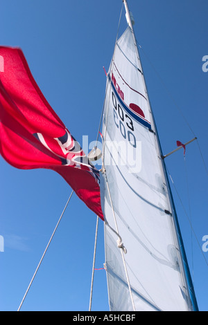 Yacht segeln und Red ensign Stockfoto