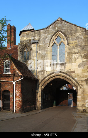 Bogen im historischen St. Anns Gate eines von mehreren mittelalterlichen Toren, die in einer Steinmauer aus dem 14. Jahrhundert um die Stadt Salisbury in Wiltshire England, Großbritannien, errichtet wurden Stockfoto