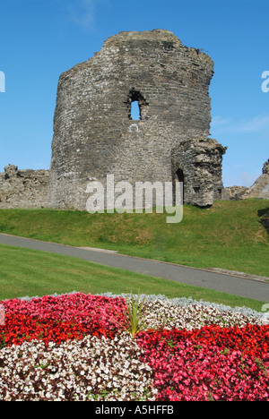 Aberystwyth Teil der Überreste des Schlosses mit formalen Sommer Bettwäsche Blume display Stockfoto