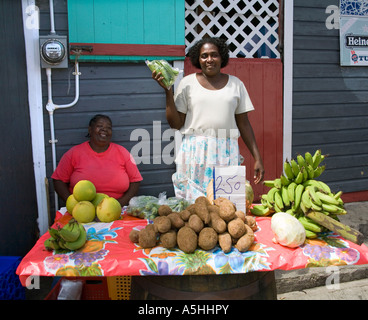Lokalen Stall Dame verkaufen Gemüse in Carriacoo Insel in den Grenadinen Stockfoto