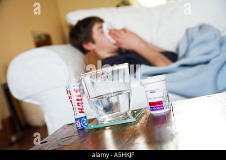 Kranker Junge auf Sofa Unterdecke Stockfoto