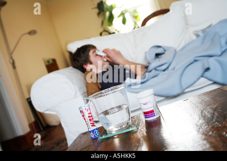 Kranker Junge auf Sofa Unterdecke Stockfoto