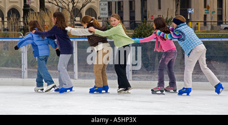 Detroit Michigan Kinder Skaten auf der Eislaufbahn im Campus Martius Park in der Innenstadt von Detroit Stockfoto