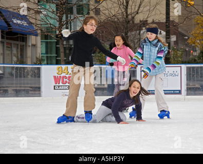 Detroit Michigan Kinder Skaten auf der Eislaufbahn im Campus Martius Park in der Innenstadt von Detroit Stockfoto