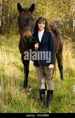 Porträt eines Mädchens in Tracht mit ihrem Pferd Reiten Stockfoto