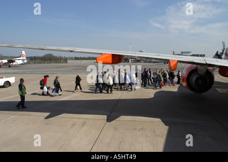 Queueing Passagiere an Bord ein Flugzeugs auf einem Flughafenrampe über eine Treppe am Flughafen Bristol UK Stockfoto