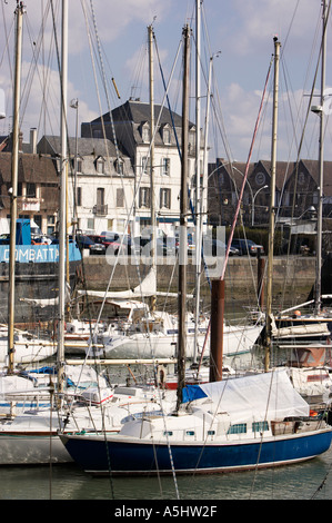 Yachten und Boote in das Bassin Morny Deauville Normandie Frankreich Stockfoto