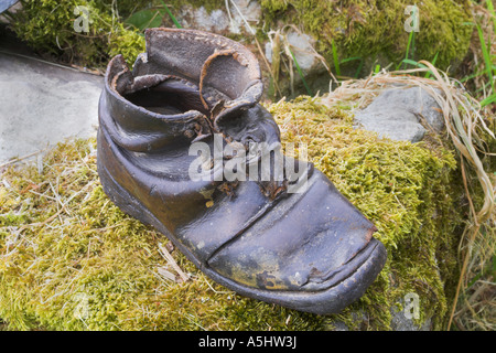 Alte Kinder Lederschuh gefunden in einem alten steinernen Bauern Haus in Wales Stockfoto