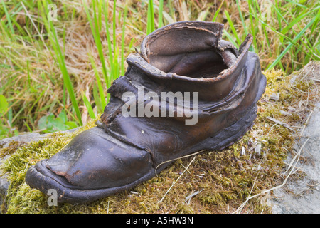 Alte Kinder Lederschuh gefunden in einem alten steinernen Bauern Haus in Wales Stockfoto