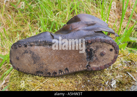 Alte Kinder Lederschuh gefunden in einem alten steinernen Bauern Haus in Wales Stockfoto