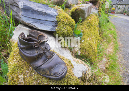 Alte Kinder Lederschuh gefunden in einem alten steinernen Bauern Haus in Wales Stockfoto