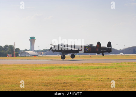 Avro Lancaster PA474 Landung in Farnborough mit Kontrollturm im Flugplatz-Hintergrund Stockfoto