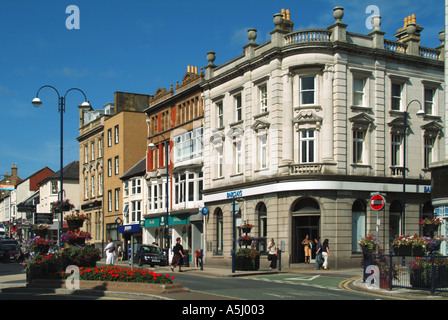 Aberystwyth Stadtzentrum gehören Barclays Bank und zeigt Sommer Bettwäsche floral Stockfoto