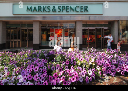 Brentwood Stadtzentrum Marks and Spencer speichern in der High Street mit Sommer Bettwäsche Blumengestecke und Shopper Stockfoto