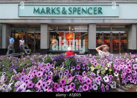 Brentwood Stadtzentrum Marks and Spencer speichern in der High Street mit Sommer Bettwäsche Blumengestecke und Shopper Stockfoto