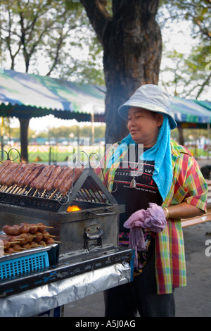 Damnoen saduak Floating Market, eine längst vergangene Lebensweise in Ratchaburi. Ein beliebter schwimmender Markt mit Anbietern von Holzbooten auf Wasserwegen in Thailand. Stockfoto