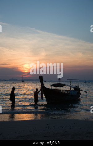 Long tail Boote auf Railay oder Railey Beach Lagoon, Provinz Krabi Andaman Sea, Thailand, bei Sonnenuntergang. Stockfoto