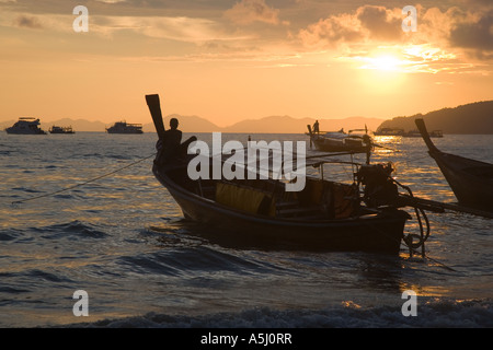 Long tail Boote auf Railay oder Railey Beach Lagoon, Provinz Krabi Andaman Sea, Thailand, bei Sonnenuntergang. Stockfoto