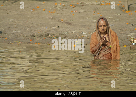 Frau beten in den Ganges in Varanasi, Indien Stockfoto