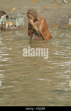 Frau Baden im Fluss Ganges in Varanasi, Indien Stockfoto