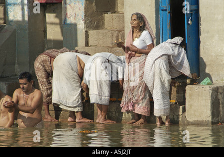 Hindus beten an den Ufern des Flusses Ganges in Varanasi, Indien Stockfoto